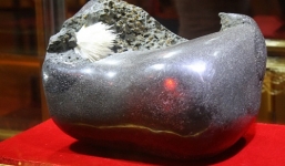 KDL Đại Nam: Hoa đá thạch anh nở trong đền thờ dát vàng 